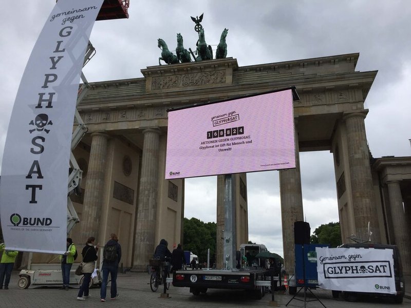 Street action against glyphosate with live comments from supporters at Brandenburger Tor