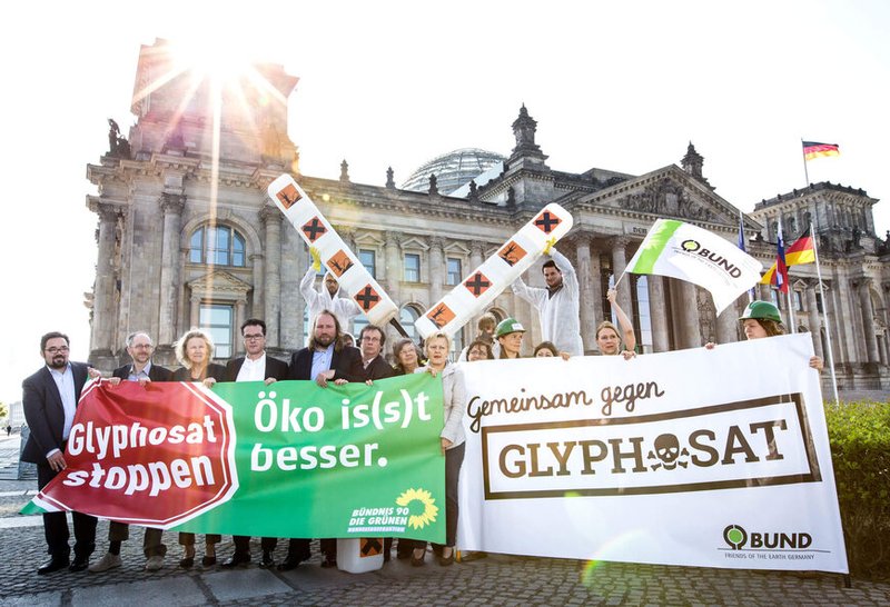 People protesting against Glyphosate in front of the German government building