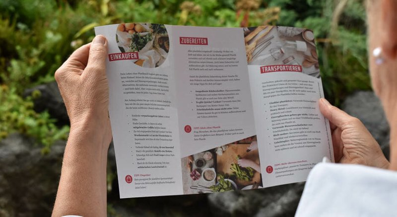 Person hält den WWF Flyer zum Picknick in der Hand